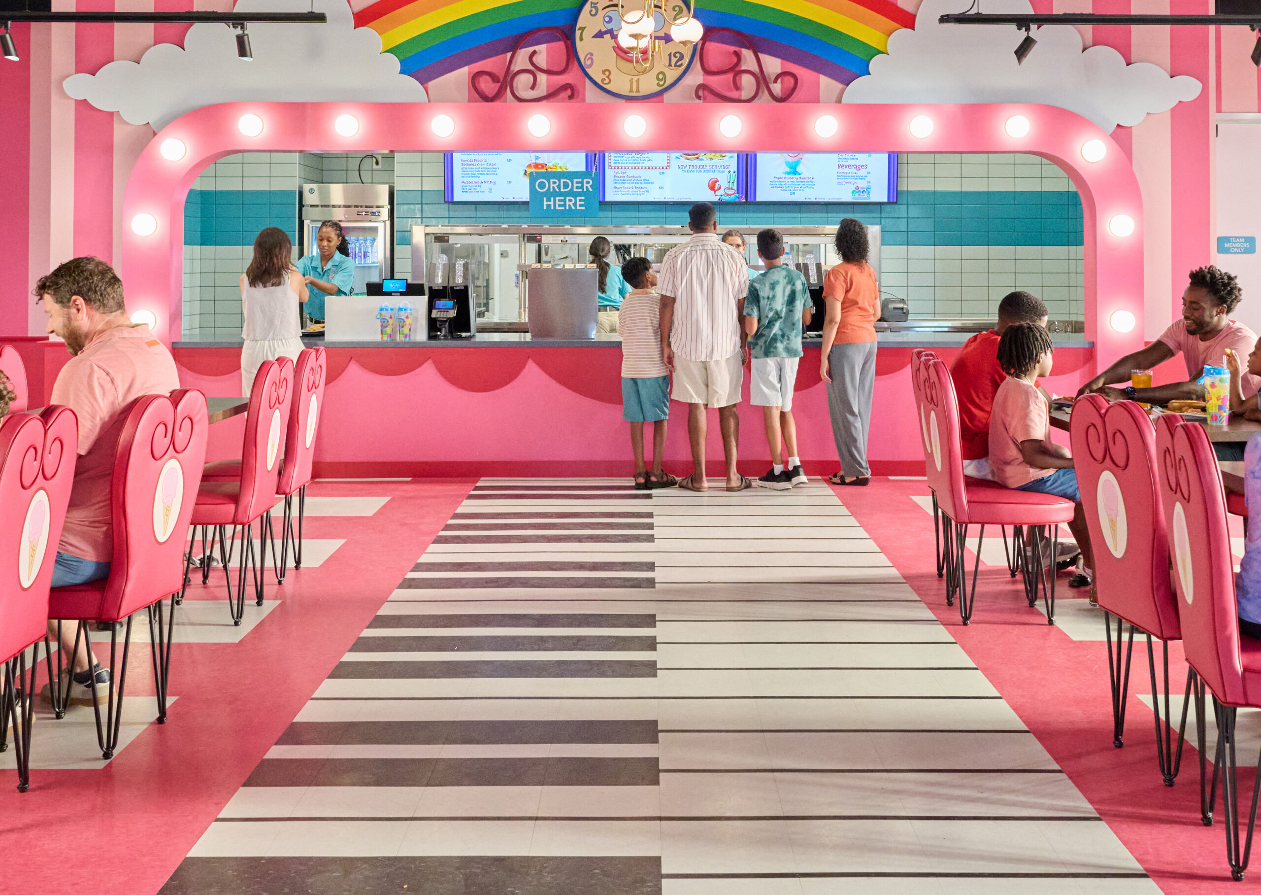 For hungry Bikini Bottom visitors, Goofy Goober’s offers chicken sandwiches, salads, hot dogs and sky-high sundaes.